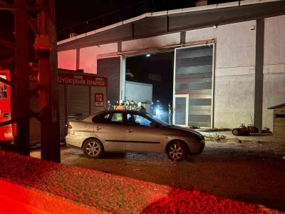 Plastik fabrikasında çıkan yangında 1 işçi zehirlendi
