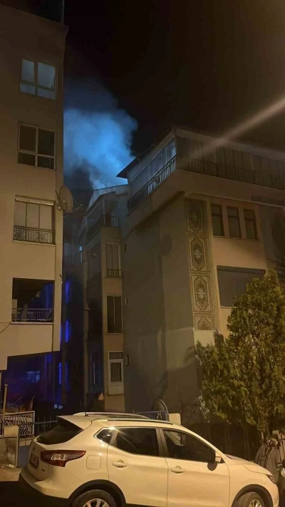Polatlı&rsquo;da gece yarısı &ccedil;atı katı yangını paniğe neden oldu
