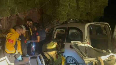 Polatlı’da hafif ticari araç kamyonun altına girdi: 2 ölü, 1 yaralı
