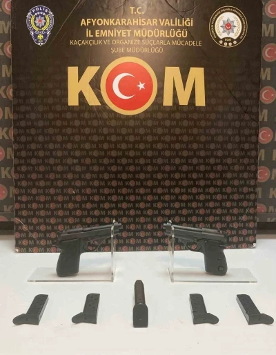 Polis 2 ruhsatsız tabanca ele ge&ccedil;irdi
