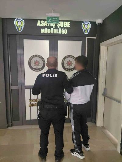 Polis 22 yıl 3 ay 27 g&uuml;n hapis cezasıyla aranan şahsı yakaladı
