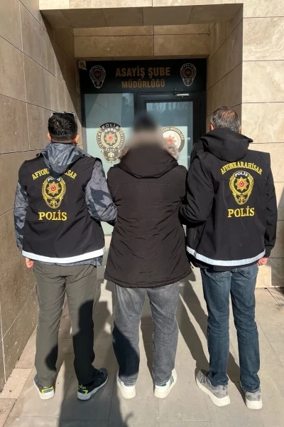 Polis 3 farklı su&ccedil;tan hapis cezası ile aranan şahsı yakaladı
