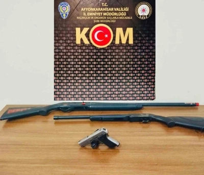 Polis 4 ruhsatsız silah ele ge&ccedil;irdi

