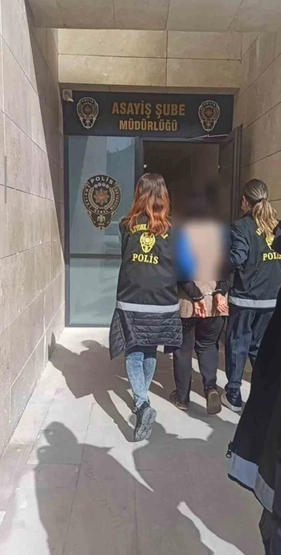 Polis 78 ayrı su&ccedil; kaydı bulunan ve hapis cezası ile aranan şahsı yakaladı
