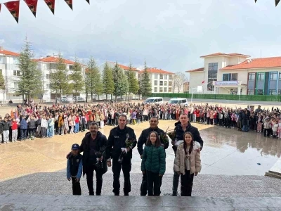 Polis abilerini &ccedil;oşku ve sevin&ccedil;le karşıladılar
