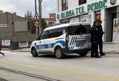 Polis aracına çarpıp kaçtı
