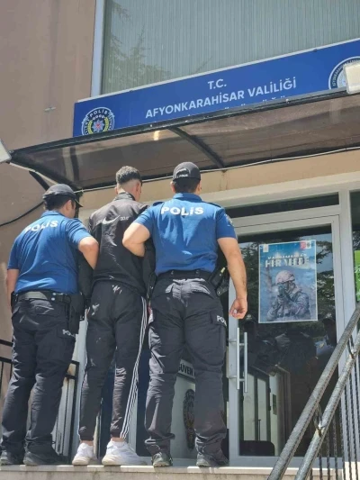 Polis, bı&ccedil;aklı saldırganı kıskıvrak yakaladı
