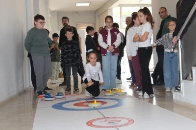Polis &ccedil;ocukları floor curling turnuvasında yarıştı
