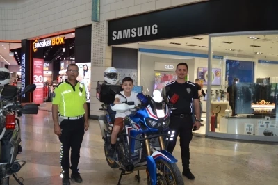 Polis, &ccedil;ocukları motosiklete bindirip &ccedil;eşitli hediyeler dağıttı

