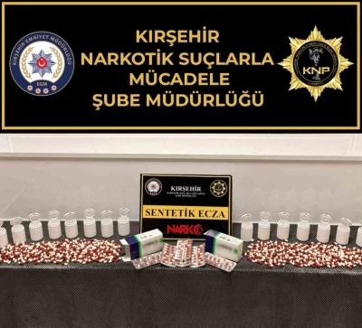 Polis durdurduğu ara&ccedil;ta uyuşturucu ele ge&ccedil;irdi
