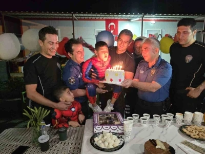 Polis ekipleri, DMD kas hastası çocuğa doğum günü sürprizi yaparak yürekleri ısıttı
