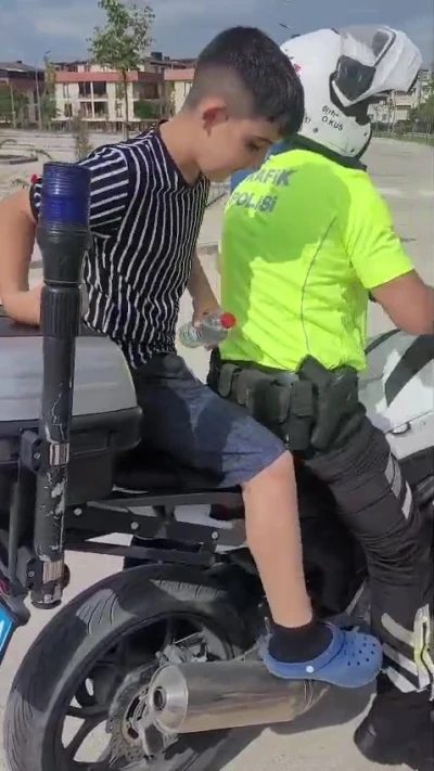 Polis ekipleri &ouml;ğrenciyi sınava yetiştirmek i&ccedil;in zamanla yarıştı
