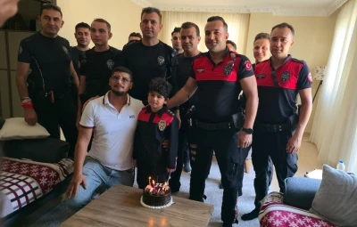 Polis ekiplerinden DMD hastası Miraç’a unutulmaz doğum günü sürprizi
