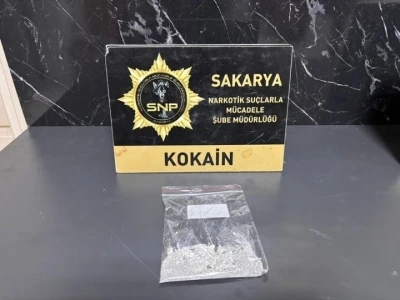 Polis ekiplerinin durdurduğu ara&ccedil;tan kokain &ccedil;ıktı: S&uuml;r&uuml;c&uuml; tutuklandı
