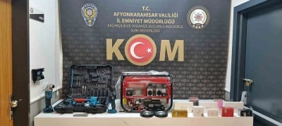 Polis ka&ccedil;ak parf&uuml;m ve elektronik malzeme ele ge&ccedil;irdi

