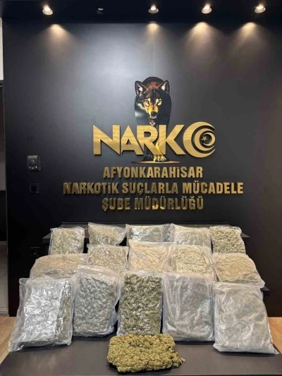 Polis kolilerle taşınan 9 kilogram uyuşturucu madde ele ge&ccedil;irdi
