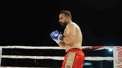 Polis memuru kick boks müsabakasında Pakistanlı rakibini nakavt ederek şampiyon oldu
