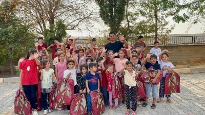 Polis memuru Mustafa Şahin, köyde okuyan çocukları unutmadı
