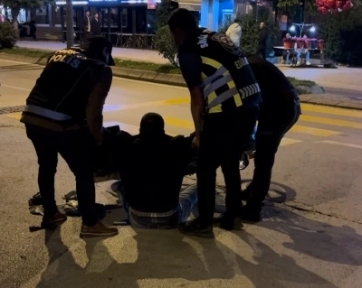 Polis noktasından geçerken alkolün etkisiyle yere düştü, yakayı ele verdi
