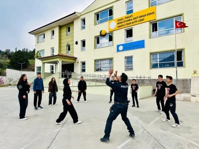 Polis, &ouml;ğrencilerin voleybol heyecanına ortak oldu

