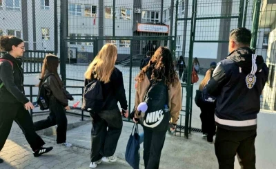 Polis okul &ouml;nlerinde kuş u&ccedil;urtmuyor
