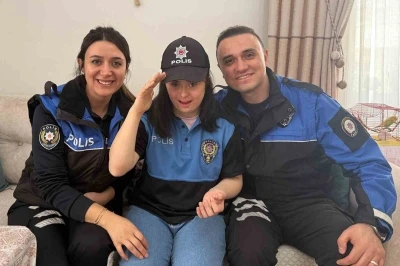 Polis olma hayali kuran İrem&rsquo;e doğum g&uuml;n&uuml;nde &uuml;niforma s&uuml;rprizi
