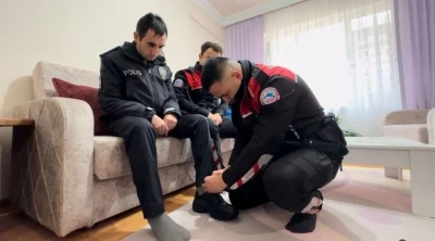 Polis sevdalısı engelli gen&ccedil; &uuml;niforma ile devriye g&ouml;revine katıldı
