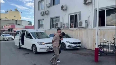 Polis süsü verip çakarla gezdi, havaya ateş açıp çocukların üzerini aradı
