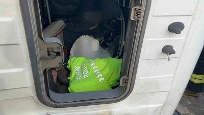 Polis üniformasını çıkarıp yaralının üzerini örttü
