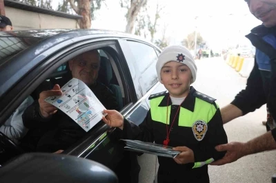 Polis ve jandarma kamuflajı ile denetim yapan depremzede &ccedil;ocuklar y&uuml;rekleri ısıttı
