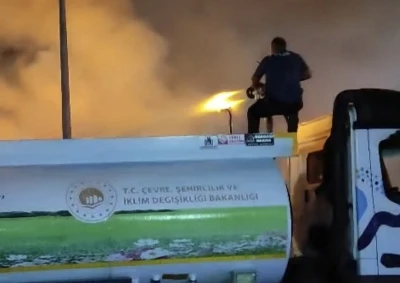 Polis yanan kamyonu sulama tankeriyle söndürdü
