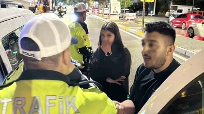 Polise &ouml;nce yalvardı sonra k&uuml;f&uuml;rler edip ka&ccedil;tı: O anlar kamerada
