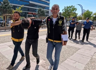 Polise sandalye ve bıçaklı saldırıda serbest kalan baba-oğul tutuklandı
