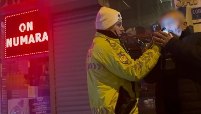 Polise yakalanan alkoll&uuml; s&uuml;r&uuml;c&uuml;: "Direksiyonda ağabeyim vardı"
