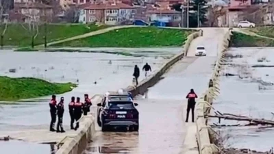 Polisi g&ouml;re g&ouml;re tehlikeli k&ouml;pr&uuml;den ge&ccedil;tiler: Suya d&uuml;şme tehlikesi atlattılar
