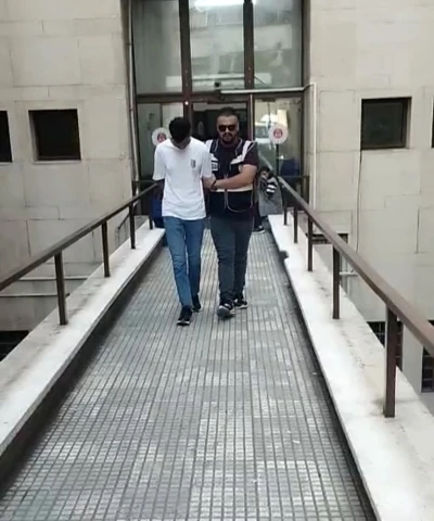 Polisi gören firari, çimlere yatıp ölü taklidi yaptı
