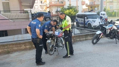 Polisi karşısında g&ouml;r&uuml;nce motosikleti bırakıp ka&ccedil;tı
