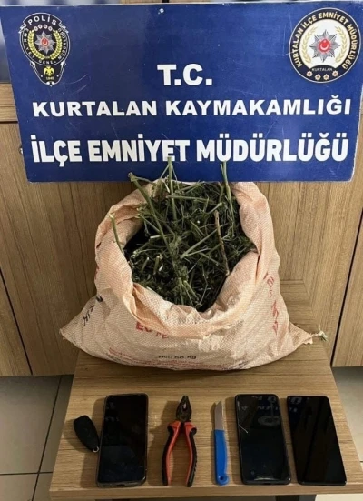 Polisin ’dur’ ihtarına uymayarak kaçan 3 kişinin üzerinden uyuşturucu çıktı
