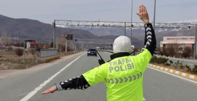 Polisin &lsquo;dur&rsquo; ihtarını uymayan ehliyetsiz s&uuml;r&uuml;c&uuml;ye 542 bin lira ceza

