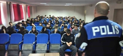 Polisin lise &ouml;ğrencilerine y&ouml;nelik eğitimleri devam ediyor
