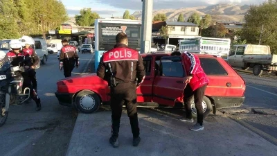 Polisin &quot;dur&quot; ihtarına uymadı, kaçarken kaza yaptı: Araçta uyuşturucu ele geçirildi
