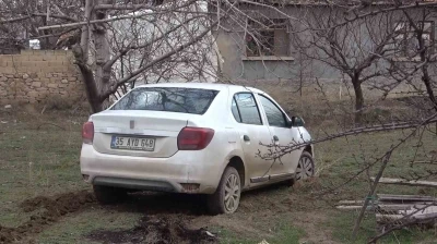 Polisin "dur" ihtarına uymayan ş&uuml;pheliler aracı bırakıp ka&ccedil;tı
