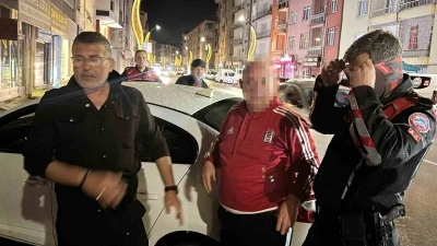 Polisin yağmur altında alkoll&uuml; s&uuml;r&uuml;c&uuml; ve arkadaşı ile imtihanı kamerada

