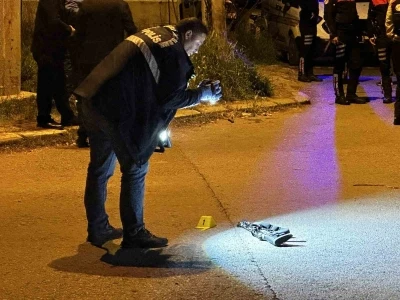 Polisle 3 sokak boyunca &ccedil;atıştı, okul &ouml;n&uuml;nde vurularak etkisiz hale getirildi... Korku dolu anlar kamerada
