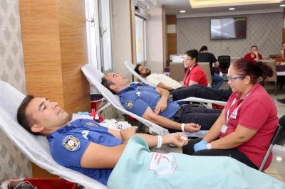 Polisler kan bağışına dikkat çekti
