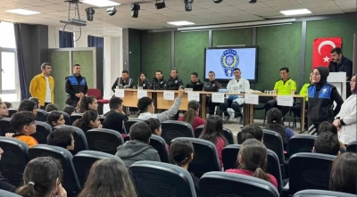 Polisler &Ouml;ğrencilerle Buluştu