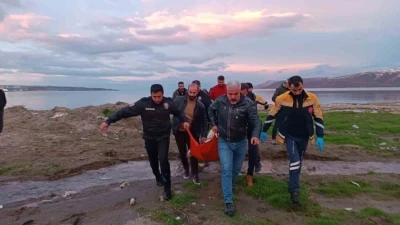 Polisler soğuk havaya aldırış etmeden Van G&ouml;l&uuml;&rsquo;ne girip vatandaşı kurtardı
