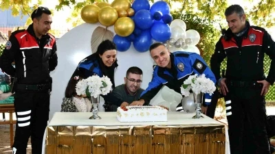 Polislerden cam kemik hastası Buğra’ya davullu, zurnalı doğum günü
