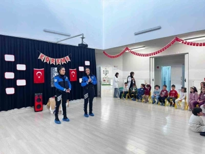 Polislerden &ouml;ğrencilere g&uuml;venlik eğitimi
