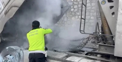 Polislerin hızlı müdahalesi, araç yangınını büyümeden önledi
